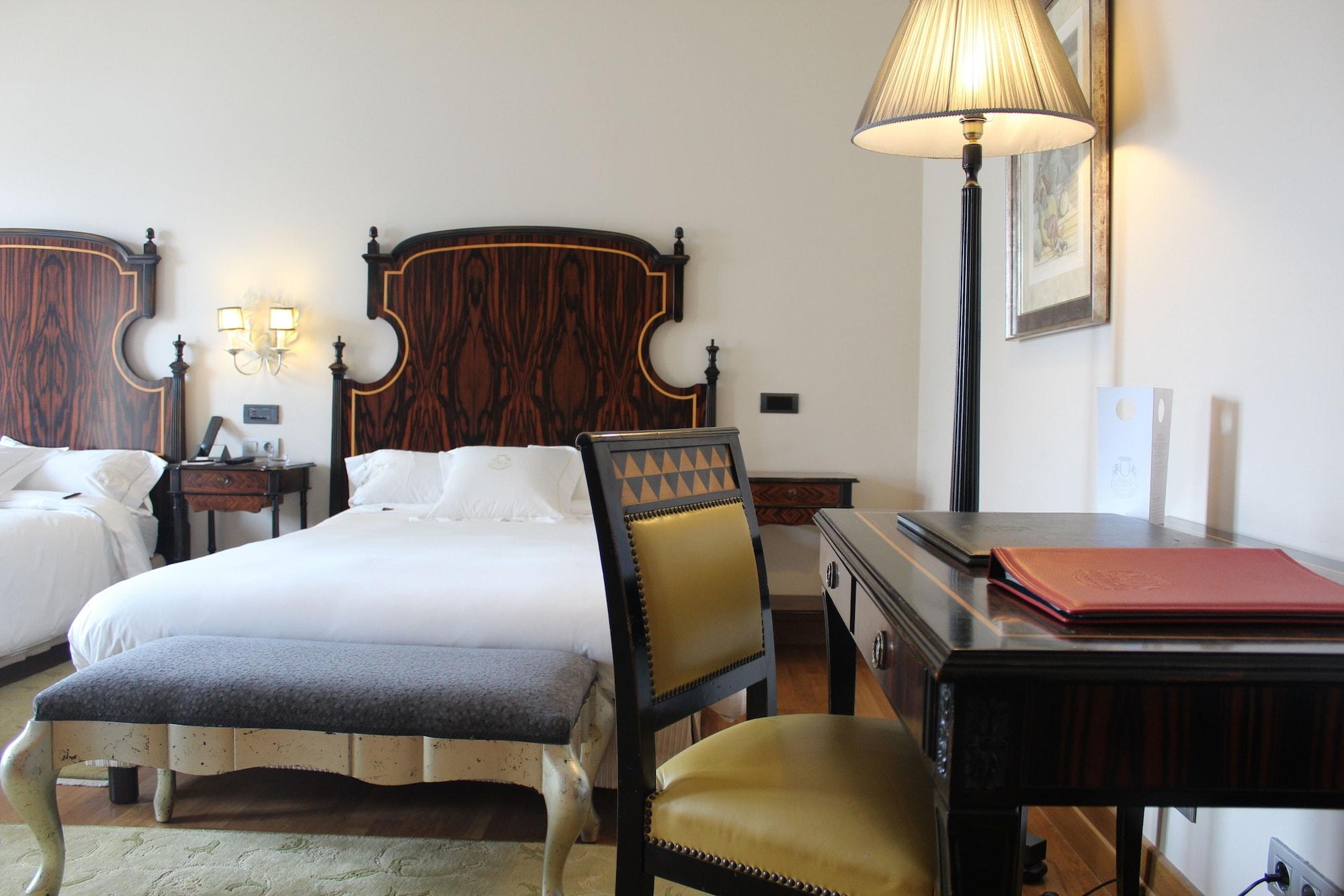 Pazo Los Escudos Hotel Spa & Resort Vigo Exterior photo A room at the hotel