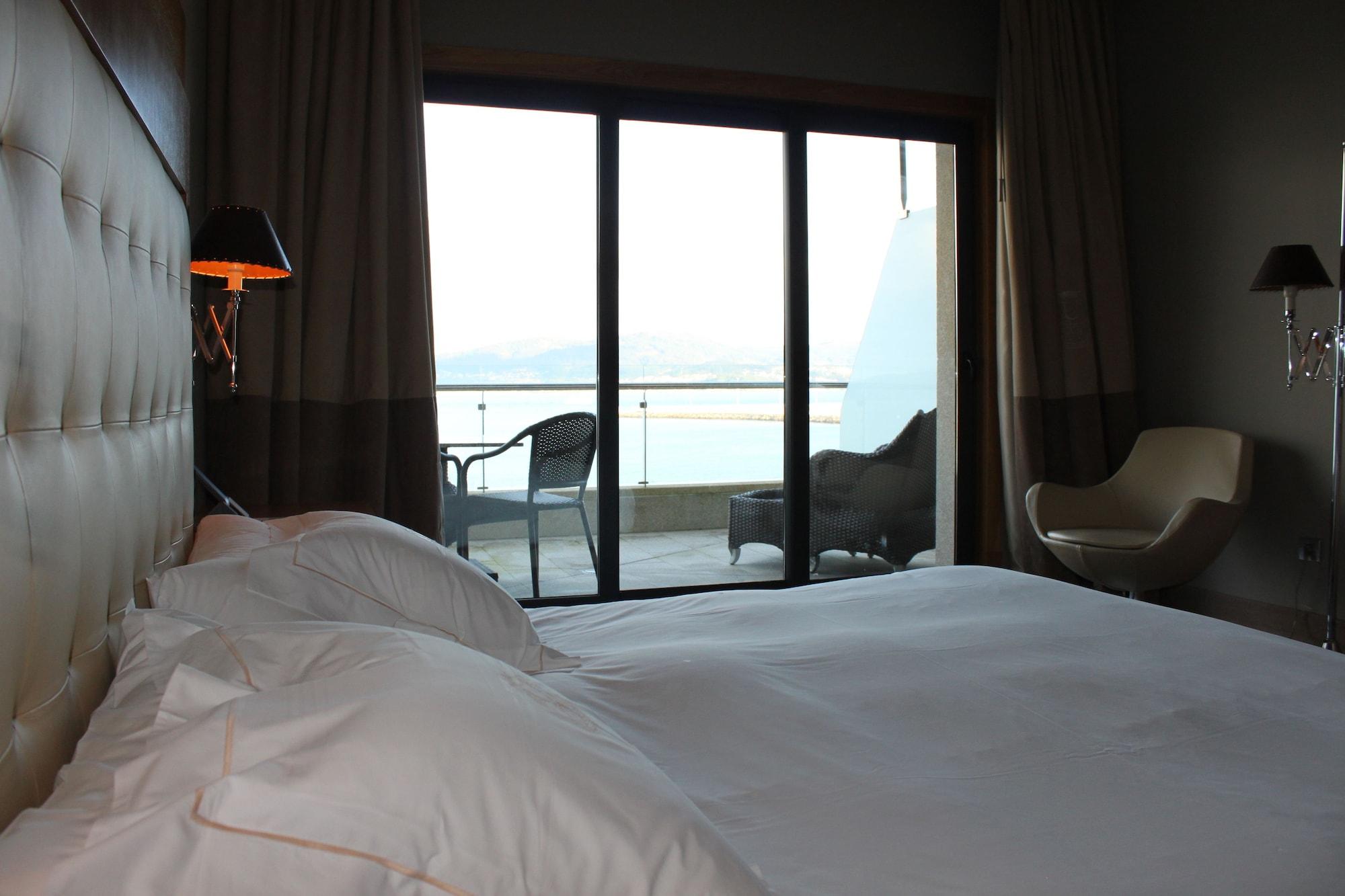 Pazo Los Escudos Hotel Spa & Resort Vigo Exterior photo A room at the hotel
