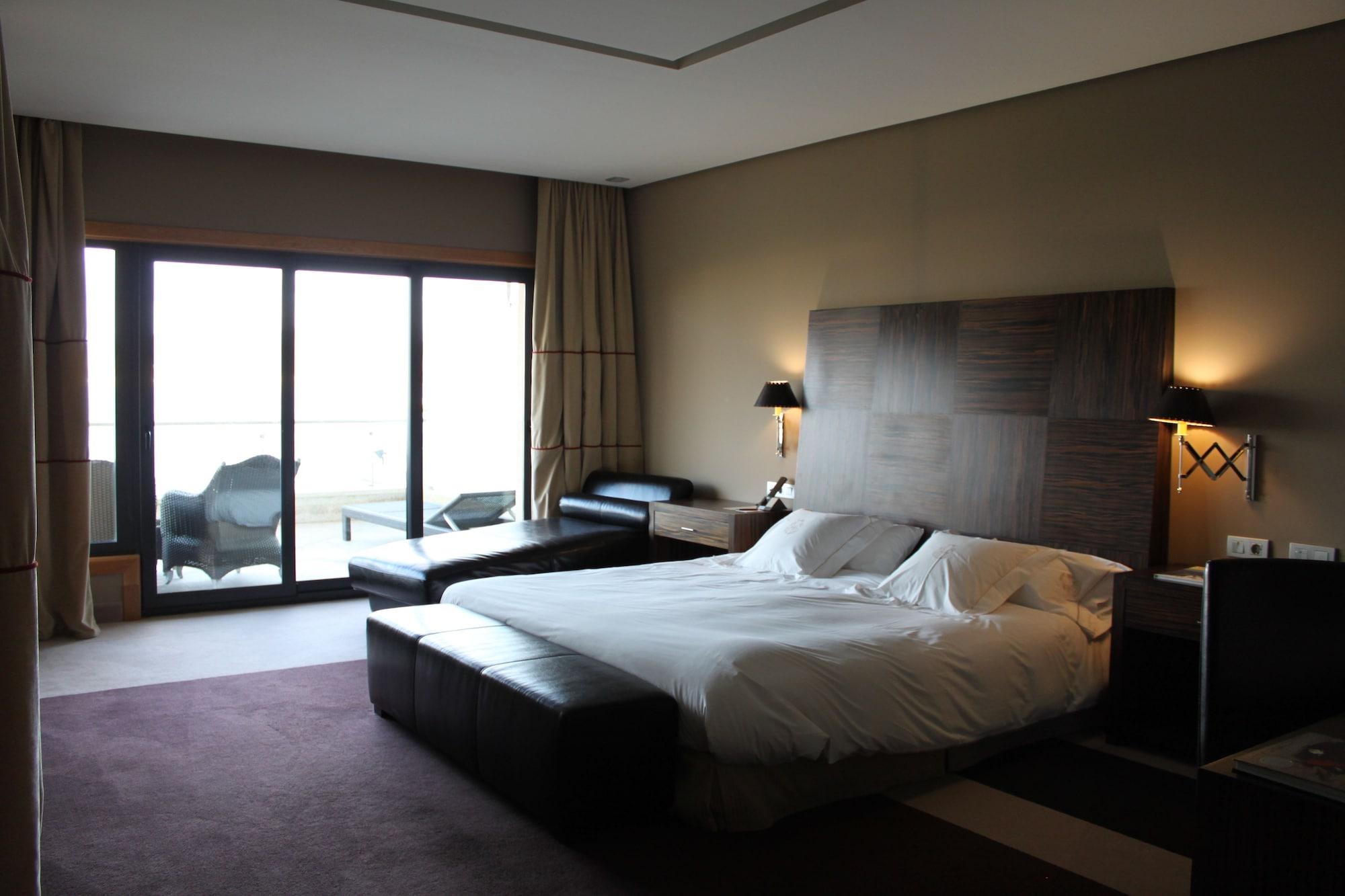 Pazo Los Escudos Hotel Spa & Resort Vigo Exterior photo A room at the hotel