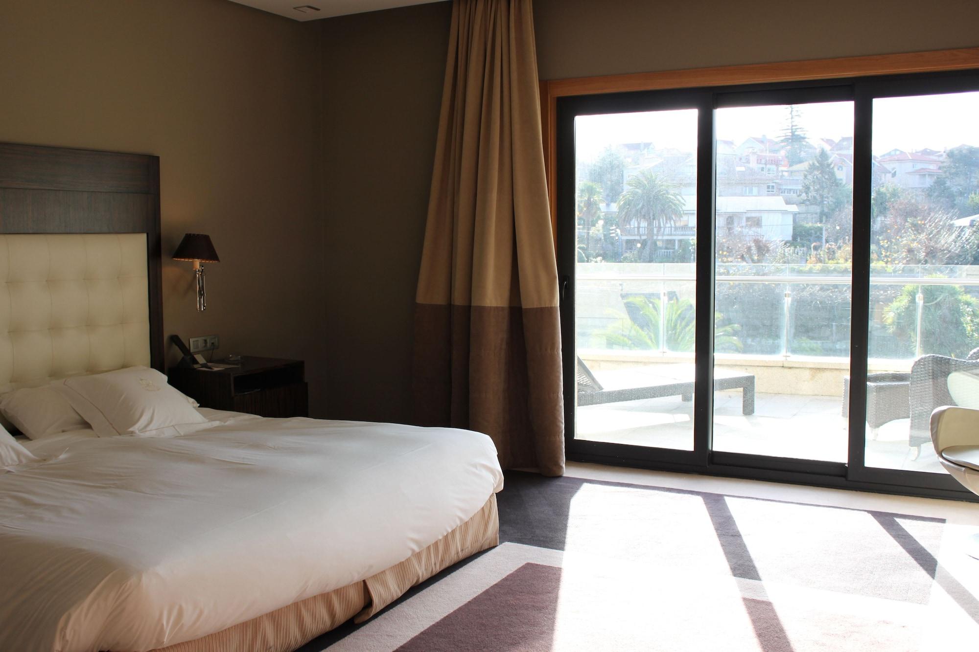 Pazo Los Escudos Hotel Spa & Resort Vigo Exterior photo A room at the hotel