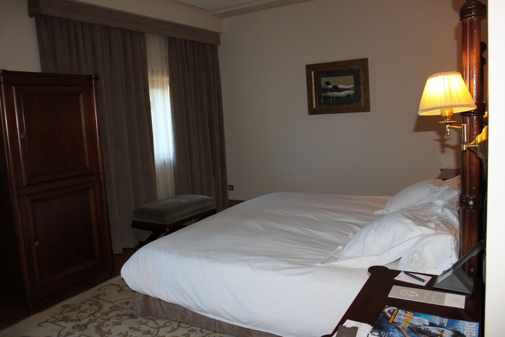 Pazo Los Escudos Hotel Spa & Resort Vigo Exterior photo A bedroom at the hotel