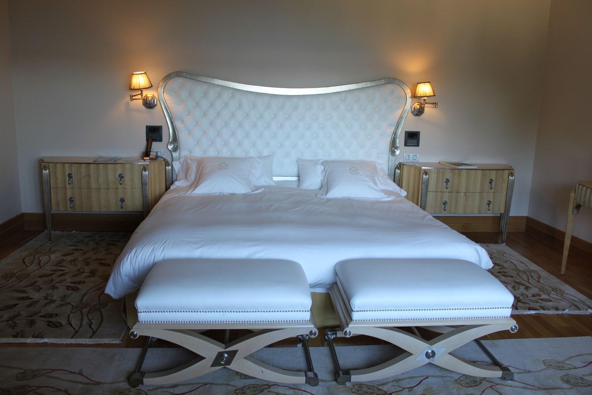 Pazo Los Escudos Hotel Spa & Resort Vigo Exterior photo A bed
