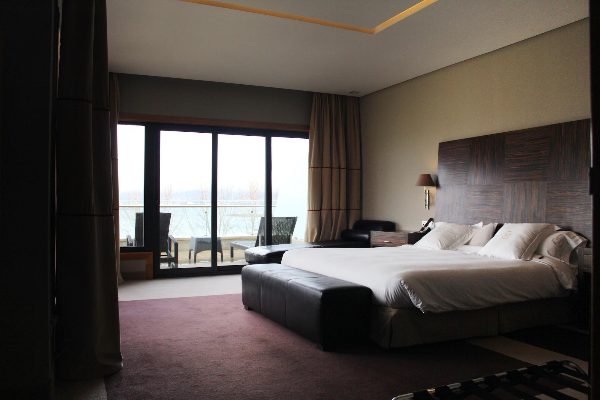Pazo Los Escudos Hotel Spa & Resort Vigo Exterior photo A room at the hotel