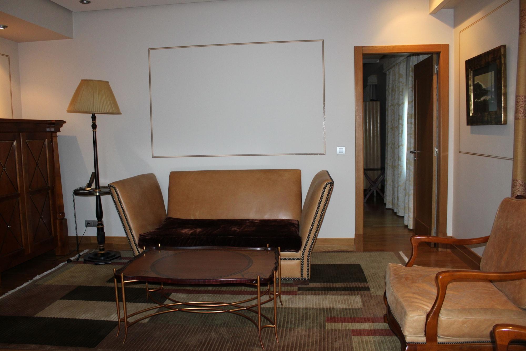 Pazo Los Escudos Hotel Spa & Resort Vigo Exterior photo The interior of the suite