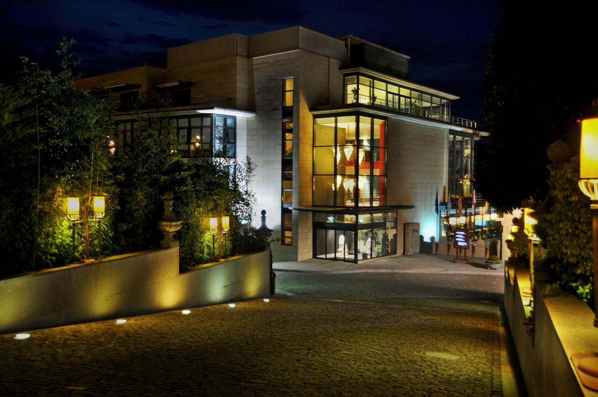 Pazo Los Escudos Hotel Spa & Resort Vigo Exterior photo The main entrance of the museum