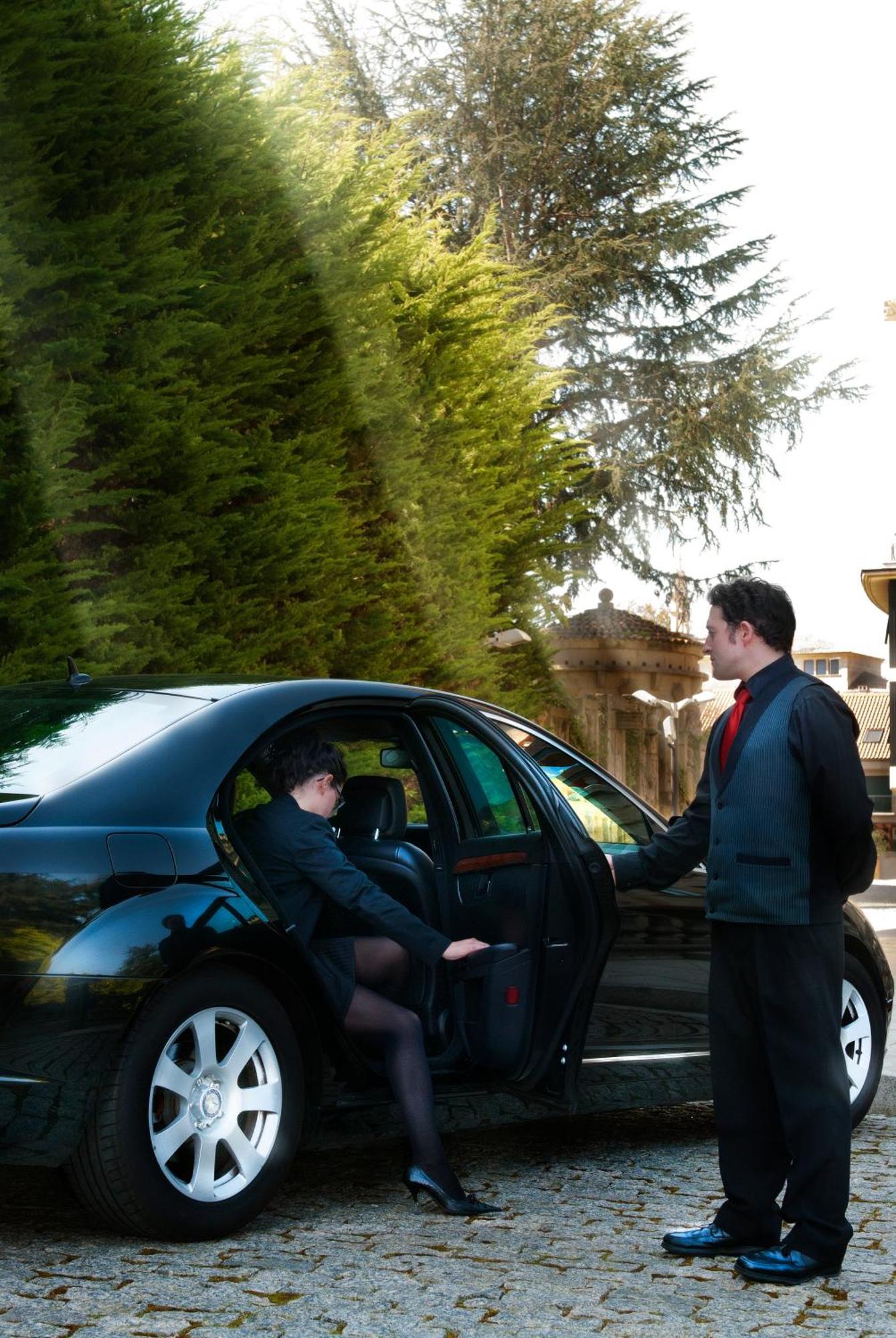 Pazo Los Escudos Hotel Spa & Resort Vigo Exterior photo A chauffeur opening the car door for a passenger